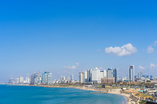 关于楼宇自控系统的若干问题!(图1) city skyline across blue sea under blue sky.jpg
